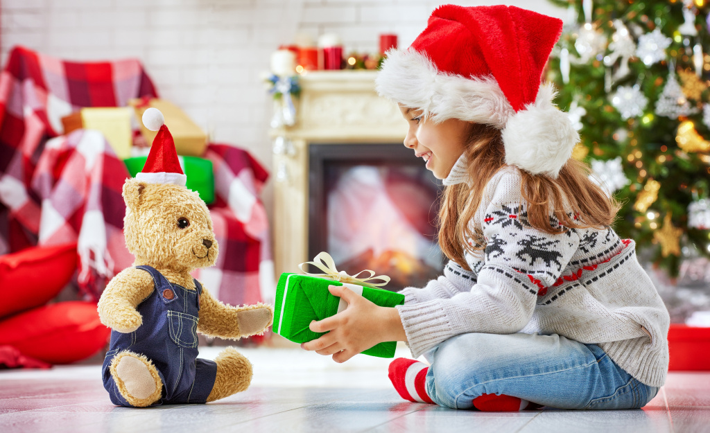 2019People___Children_Little_girl_with_a_teddy_bear_near_the_Christmas_tree_with_gifts_for_the_New_Year._137634_.jpg